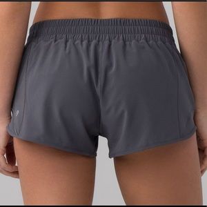 Lululemon Hotty Hot Short II 2.5" in Dark Carbon, Size 8